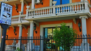 A building with a balcony, a sign for a bed and breakfast, and a fence in front. - Lo Scrigno B&B (Montemiletto)