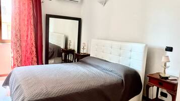 Kamar Deluks, 1 Tempat Tidur Double | Brankas, Wi-Fi gratis, dan seprai linen