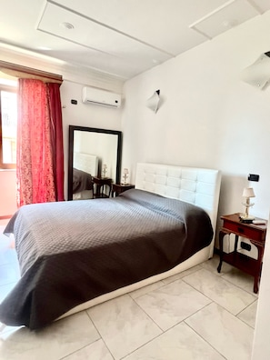 Habitación Deluxe, 1 cama doble | Caja fuerte, wifi gratis, ropa de cama