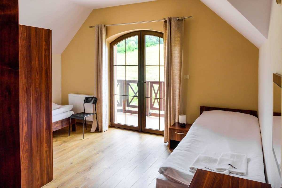 Chambre avec lits jumeaux, balcon (Chmielarz) | Literie de qualité supérieure, bureau, Wi-Fi gratuit, draps fournis