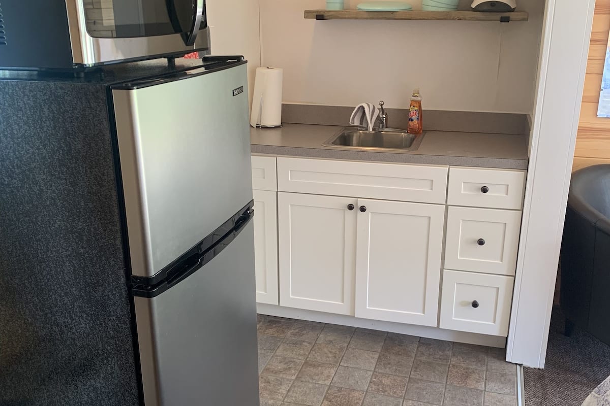 premier room, 1 bedroom, kitchenette, lake view | free wifi, bed sheets