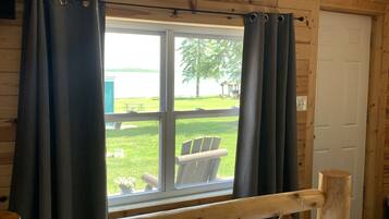 Enkeltrom – deluxe, 1 queensize-seng, kjøleskap, utsikt mot innsjø | Wi-fi (inkludert) og sengetøy