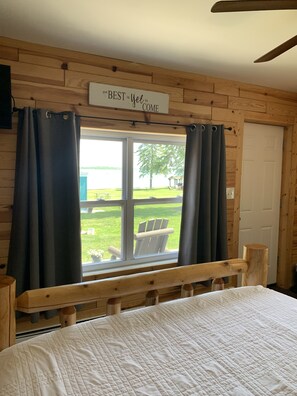Deluxe-Einzelzimmer, 1 Queen-Bett, Kühlschrank, Seeblick | 1 Schlafzimmer, kostenloses WLAN, Bettwäsche