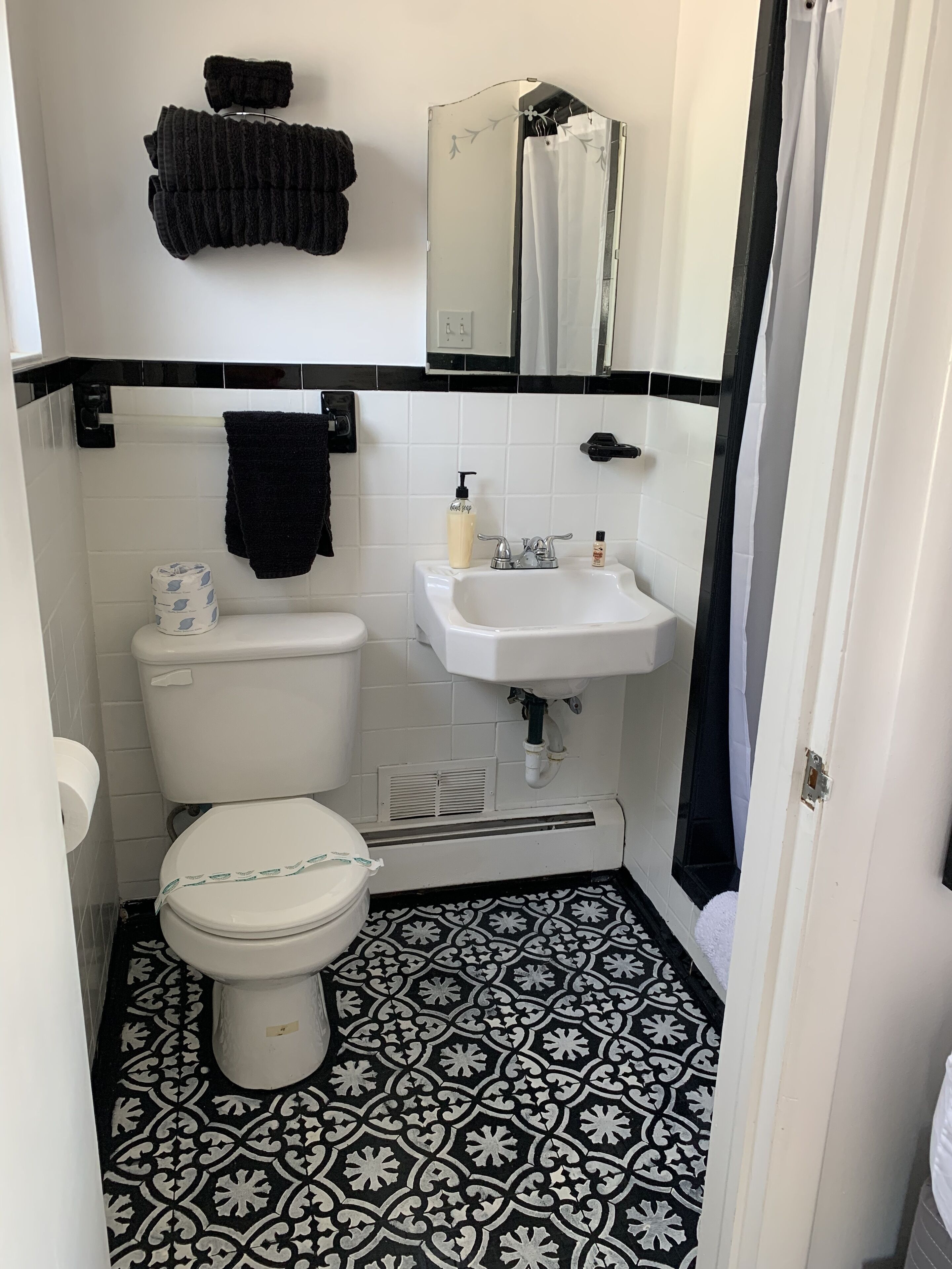 room, 1 queen bed, lake view | bathroom | shower, free toiletries, towels