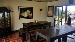 Family dining - Finca La Maquina (Montenegro)