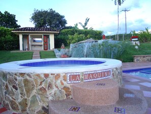 Bañera de hidromasaje al aire libre