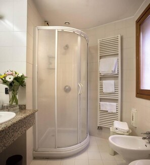 Dutxa, articles de tocador gratuïts, assecador de cabells i bidet 