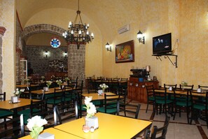 Daily continental breakfast (MXN 135.00 per person)