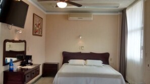 Junior Suite, 1 Bedroom | Peralatan tempat tidur premium, Wi-fi percuma, cadar katil 