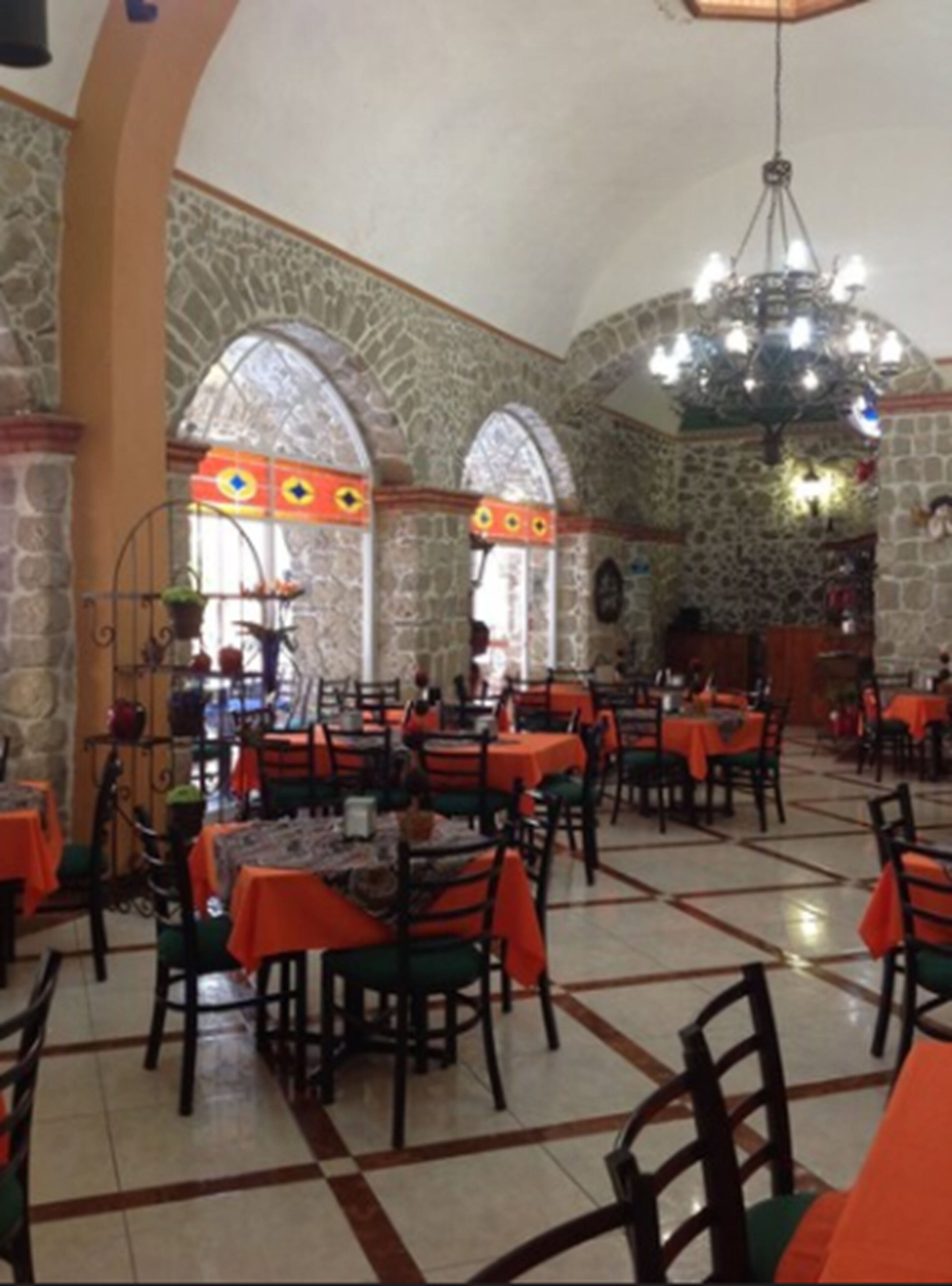 2 间餐厅，供应早餐、午餐和晚餐，墨西哥菜