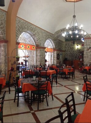 2 restaurants servant le petit déjeuner, spécialités Cuisine mexicaine