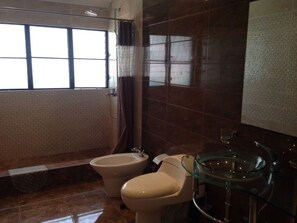 Two Bedroom Apartment, Ocean View  | Banheiro | Chuveiro, produtos de toalete grátis, toalhas de banho 
