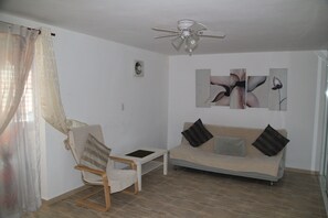 One Bedroom Apartment, Pool View | ห้องนั่งเล่น | ทีวี