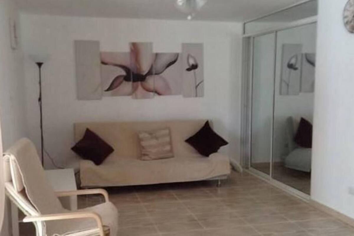 One Bedroom Apartment, Pool View | ห้องนั่งเล่น |   ทีวี