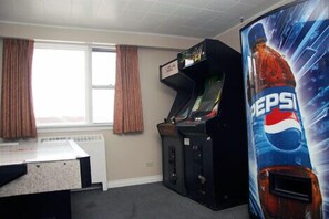 Game room - Airport Motor Inn (Winnipeg)