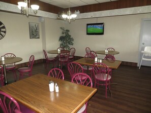 Breakfast, lunch and dinner served - Airport Motor Inn (Winnipeg)