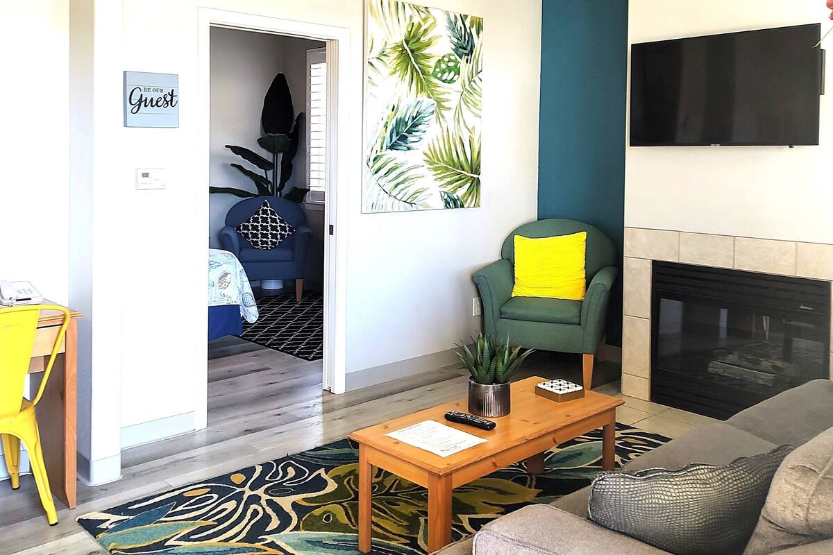 Condo2 605 | Living area | 46-inch Smart TV with cable channels