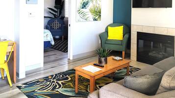 Condo Prestigio | Área de sala de estar | Smart TV de 46 pulgadas con canales por cable