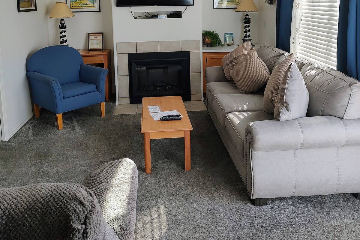 Condo4 307 | Living area | 46-inch Smart TV with cable channels