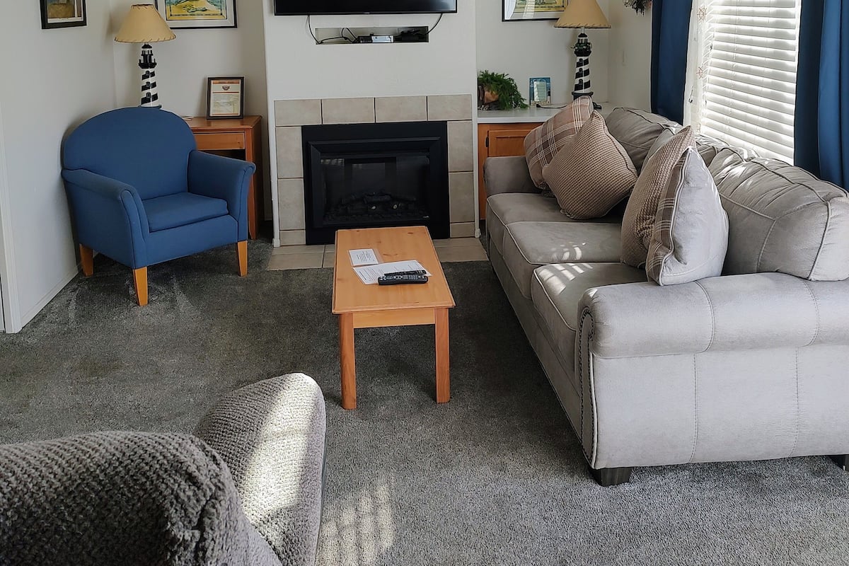 Signature appartement | Woonruimte | Een 46-inch smart-tv met kabelzenders