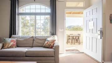 Condo com design assinado | Área de estar | Smart TV 46 polegadas com canais a cabo