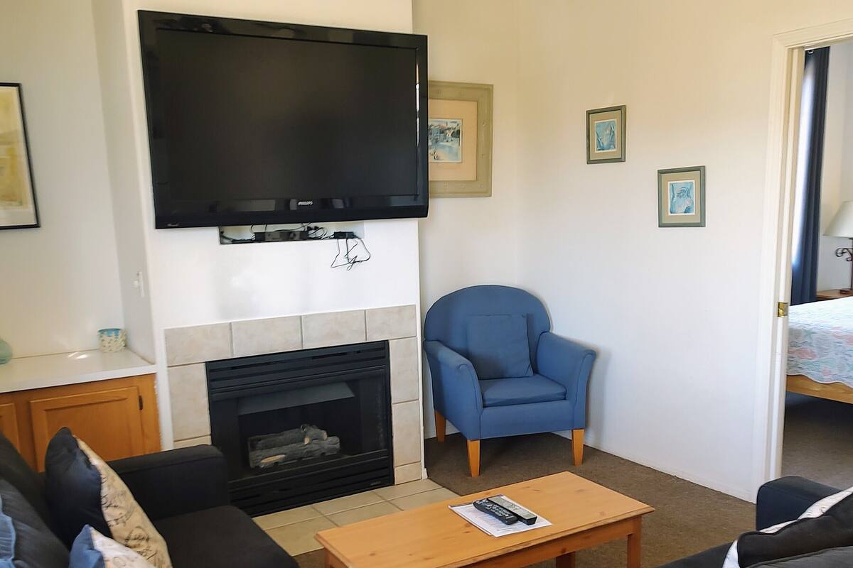 Double Queen 306 | Living area | 46-inch Smart TV with cable channels