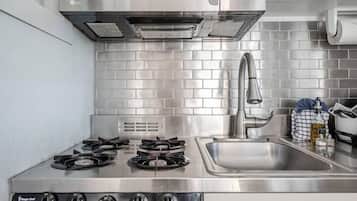 Studio Suite Eksekutif | Dapur pribadi | Microwave, mesin pembuat kopi/teh, lemari pembeku, dan meja makan