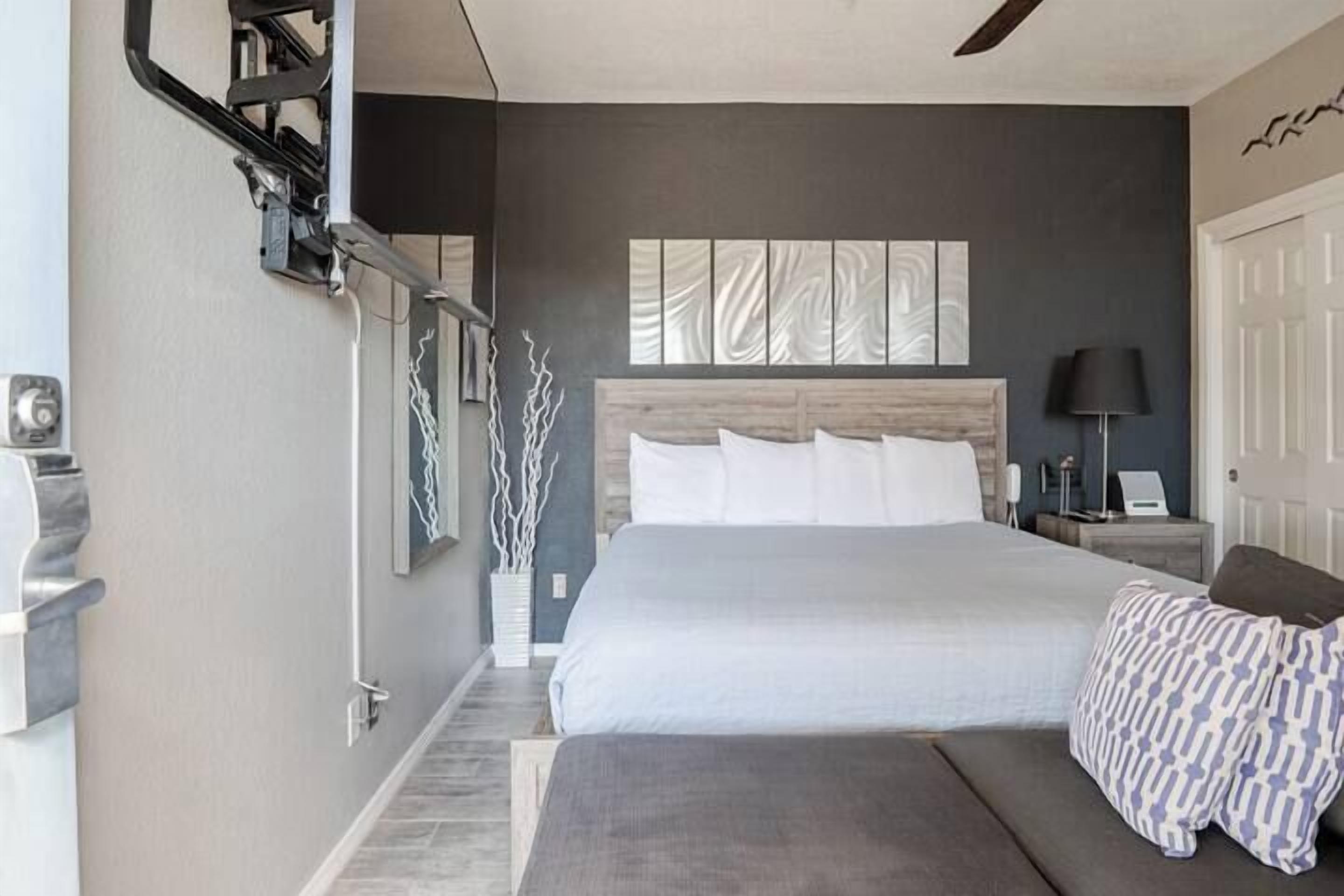 1 bedroom, individually decorated, individually furnished