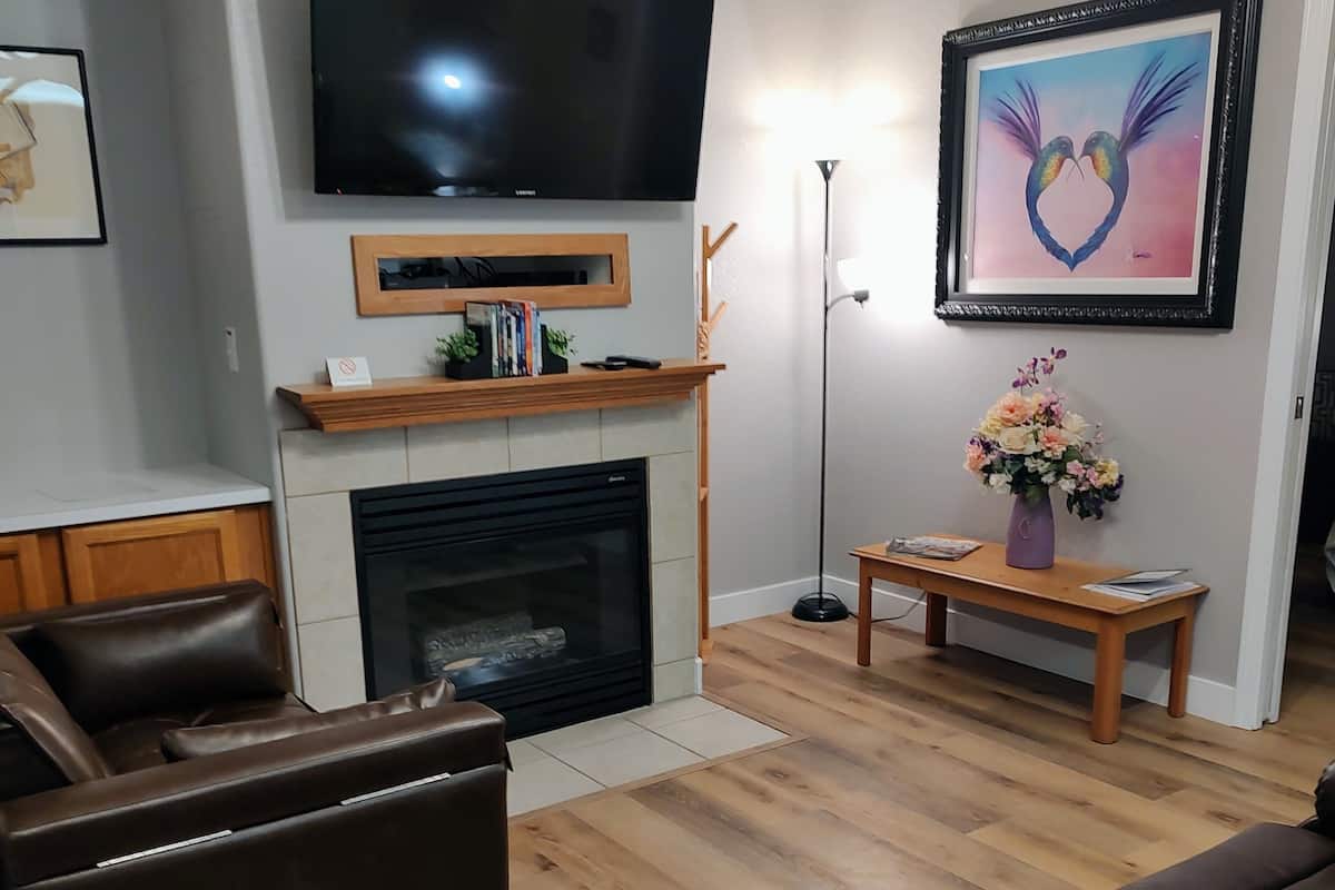 Signature appartement | Woonruimte | Een 46-inch smart-tv met kabelzenders