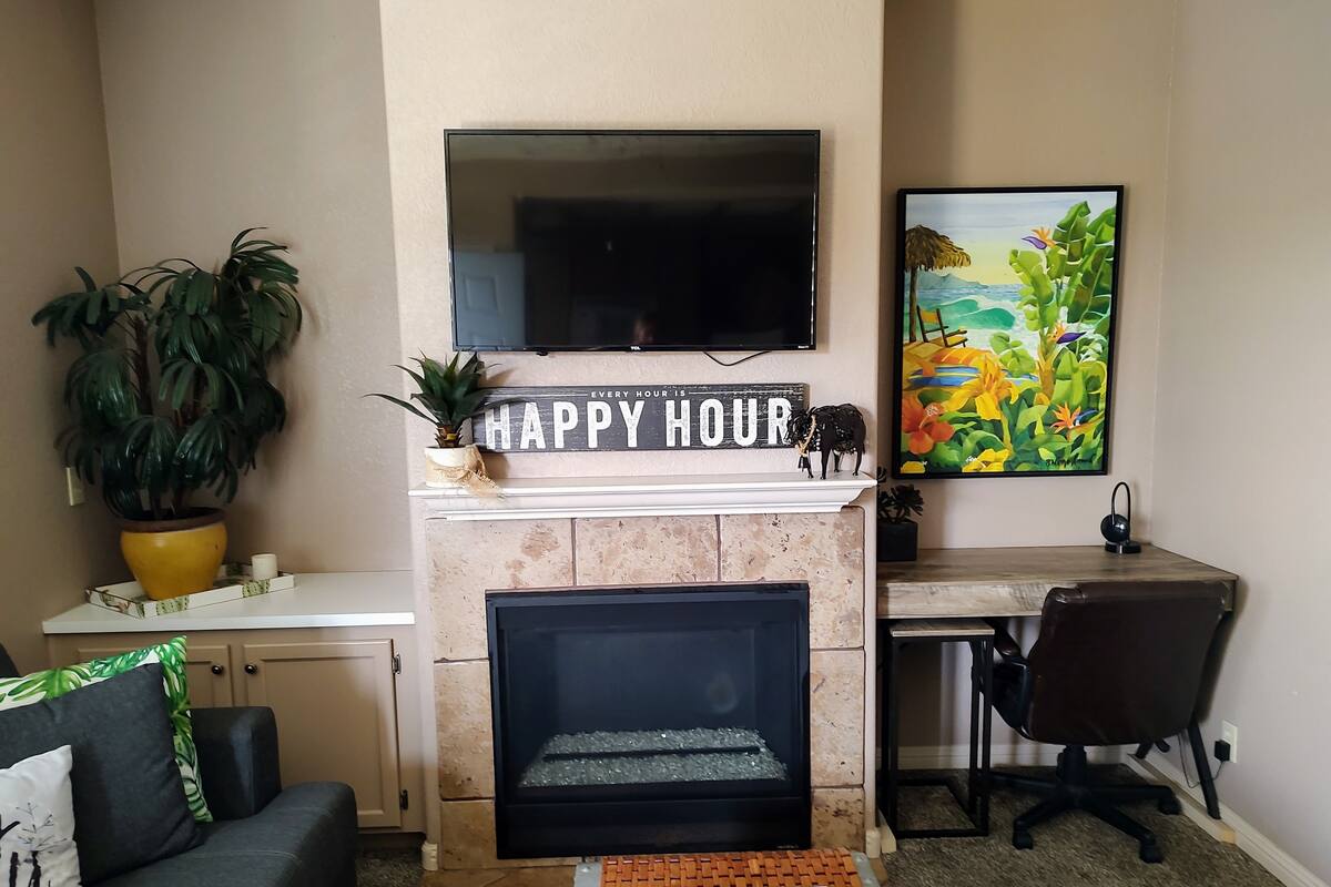 Double Queen 407 | Living area | 46-inch Smart TV with cable channels
