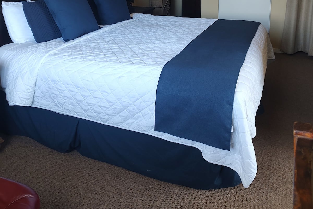 Condo4 110 | 1 bedroom, laptop workspace, iron/ironing board, WiFi (free)