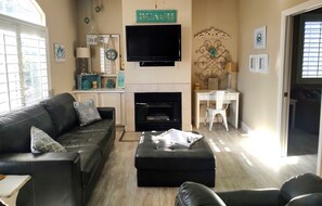 Condo Executive | Khu phòng khách | Smart TV 46-inch có truyền hình cáp 