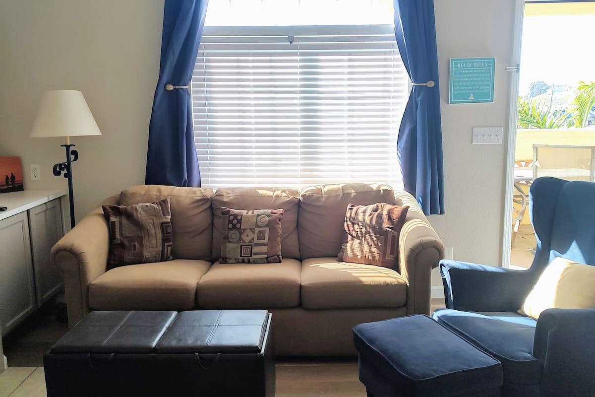 Condo4 610 | Living area | 46-inch Smart TV with cable channels