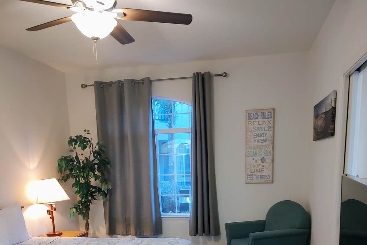 Condo4 504 | 1 bedroom, laptop workspace, iron/ironing board, WiFi (free)