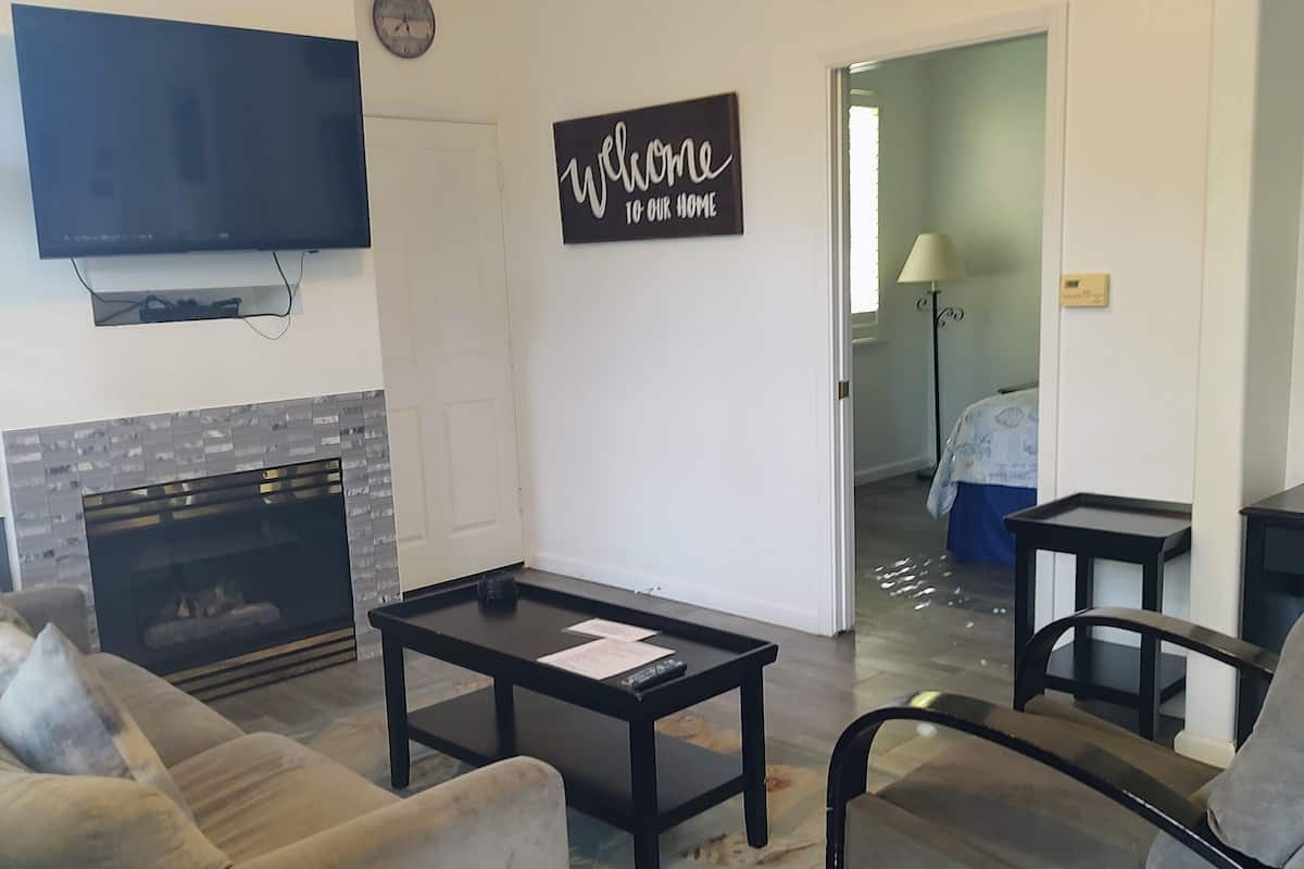 Signature appartement | Woonruimte | Een 46-inch smart-tv met kabelzenders