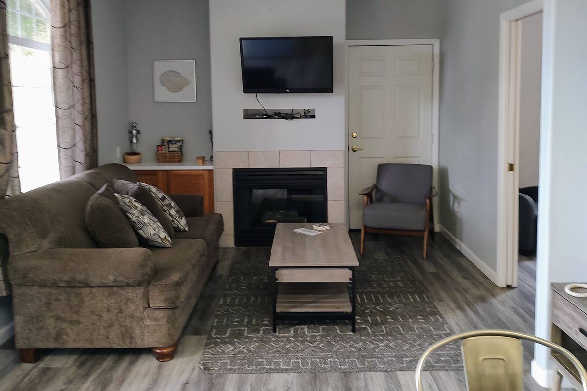 Condo4 604 | Living area | 46-inch Smart TV with cable channels