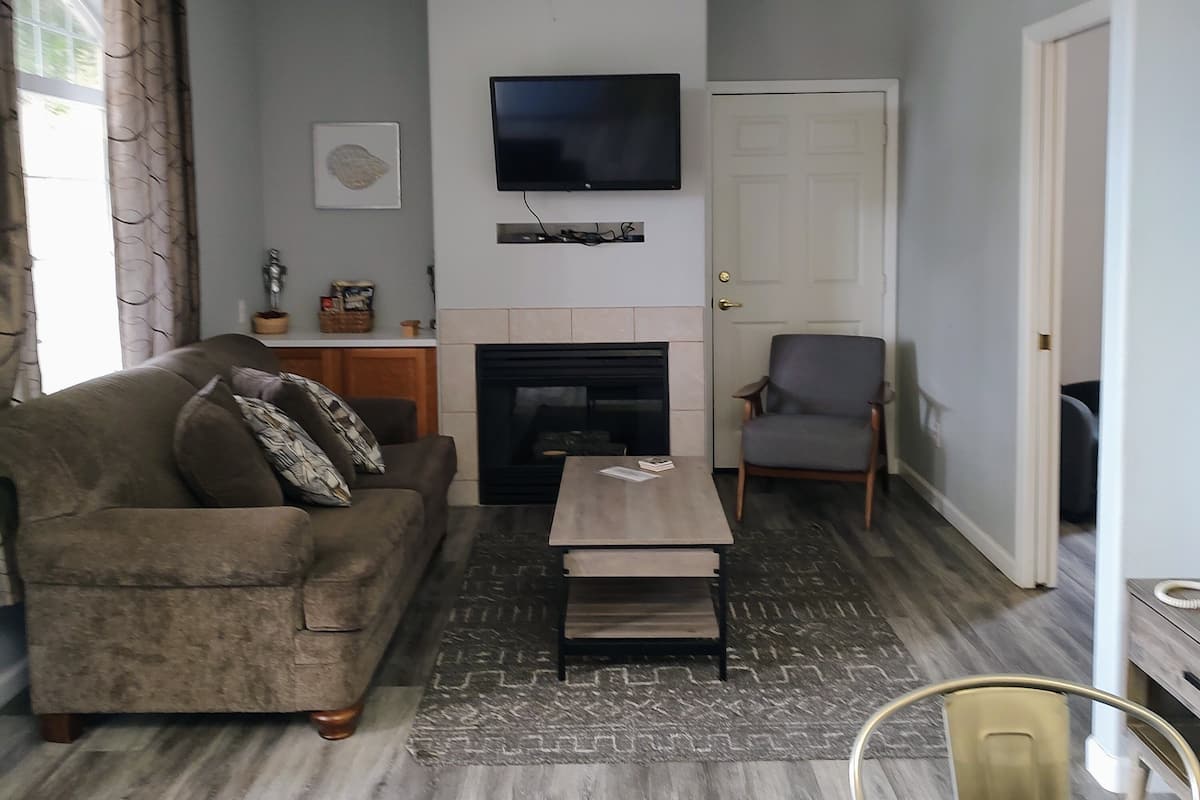 Signature appartement | Woonruimte | Een 46-inch smart-tv met kabelzenders