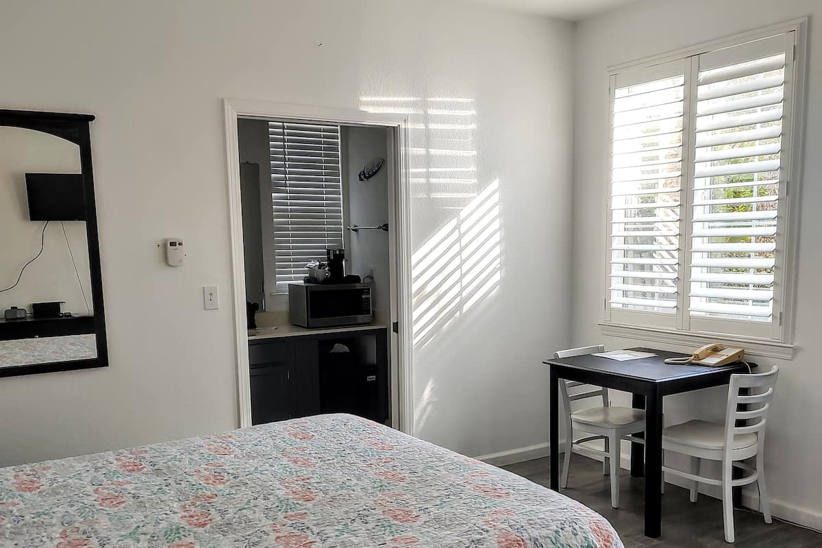 Studio 303 | 1 bedroom, laptop workspace, iron/ironing board, WiFi (free)