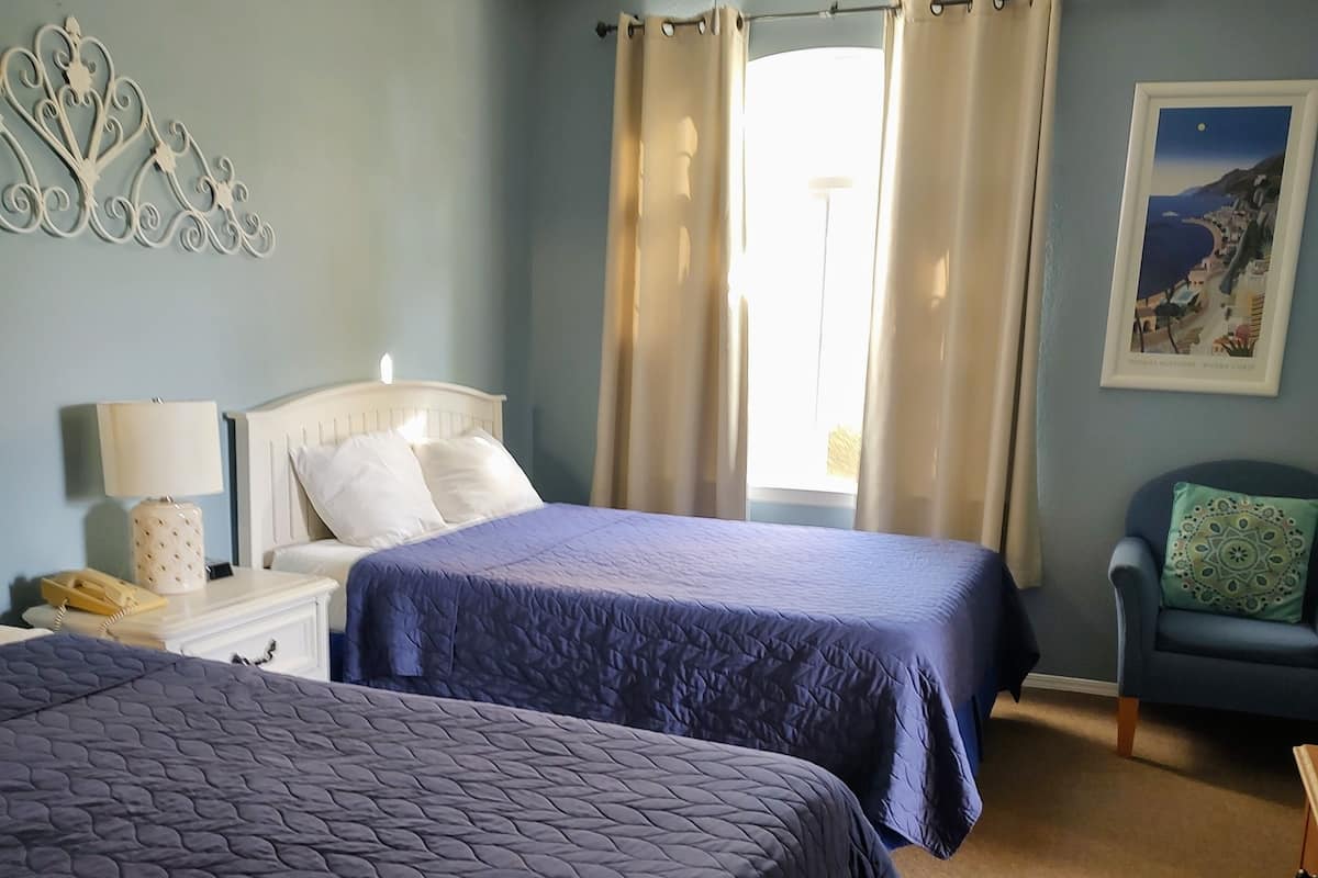 Double Queen 302 | 1 bedroom, laptop workspace, iron/ironing board, WiFi (free)