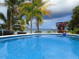 Szabadtéri medence, nyitva 8:00 és 22:00 között, napozóágyak