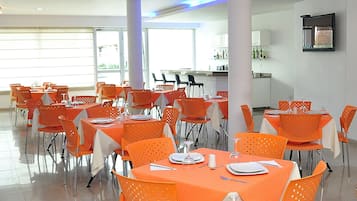 Breakfast, lunch, dinner served; Regional cuisine