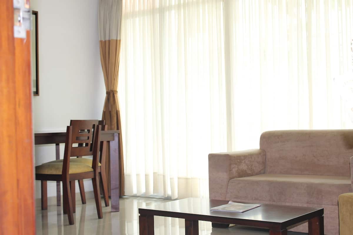 Junior Twin Room | Minibar, desk, soundproofing, rollaway beds