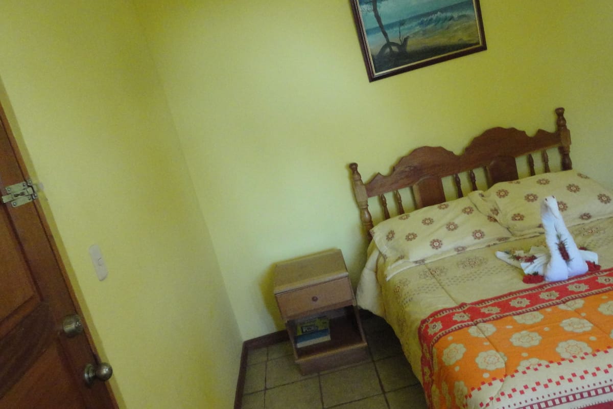 Cofres nos quartos, escrivaninha, berços grátis, camas extras/dobráveis