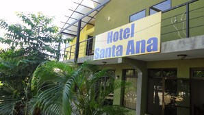 Een gebouw met een bord waarop 'Hotel Santa Ana' staat.