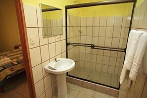 Dusche, Haartrockner, Handtücher