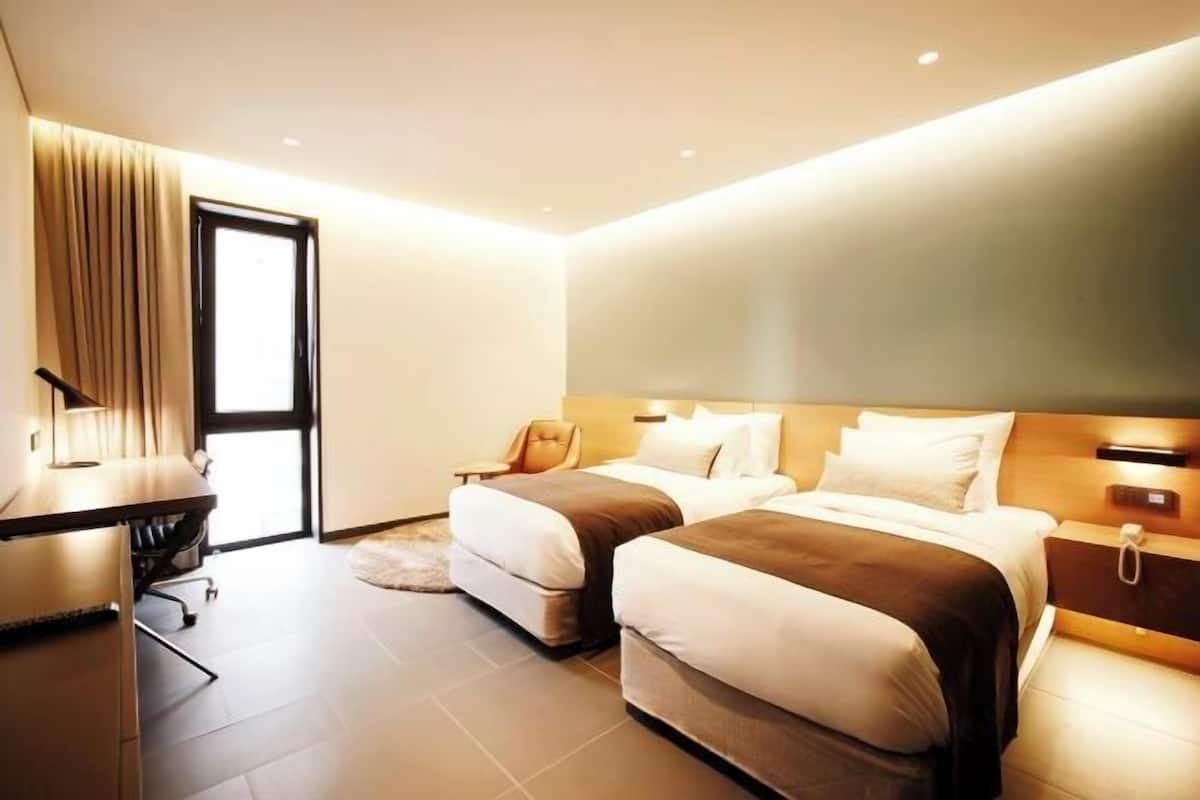 Cofres nos quartos, escrivaninha, cortinas blackout