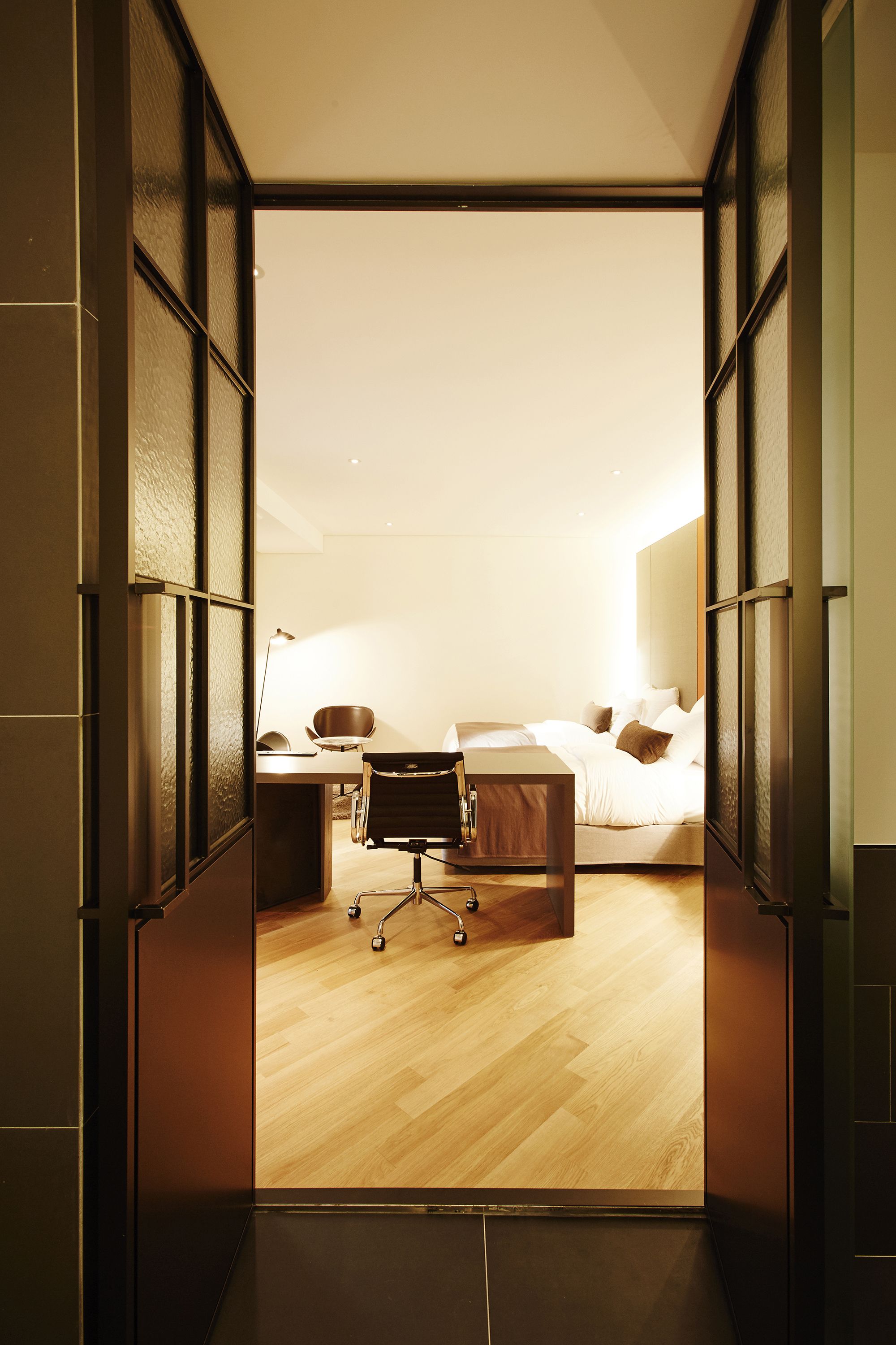 deluxe twin room | in-room safe, desk, blackout curtains, iron/ironing board