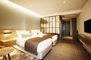 Family Twin Room with Bathtub
