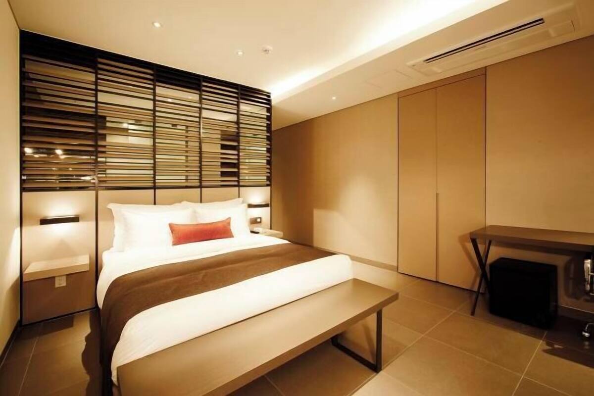 Cofres nos quartos, escrivaninha, cortinas blackout