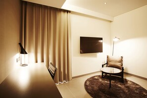 Superior Double Room with Bathtub | Safe på rommet, skrivebord, blendingsgardiner og strykejern/-brett